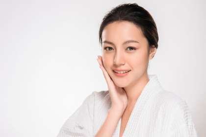 12 Cara Mengecilkan Pori-Pori Wajah yang Efektif dan Aman