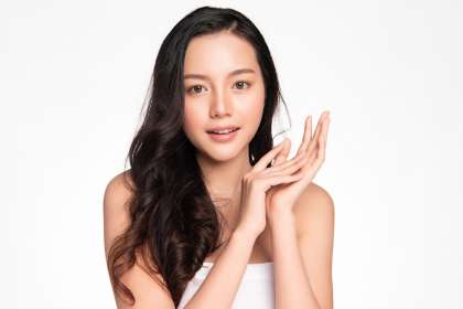 Beautiful,Young,Asian,Woman,With,Clean,Fresh,Skin,On,White Perawatan rambut rontok