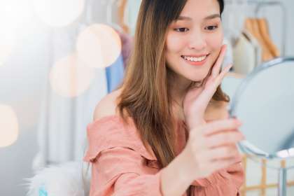 Beautiful,Asian,Woman,Blogger,Is,Showing,How,To,Make,Up menghilangkan bekas jerawat