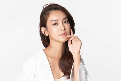 Beautiful,Young,Asian,Woman,With,Clean,Fresh,Skin,On,White Ingin Membuat Rahang Tirus Tanpa Operasi? Coba Dahulu 3 Perawatan Ini!